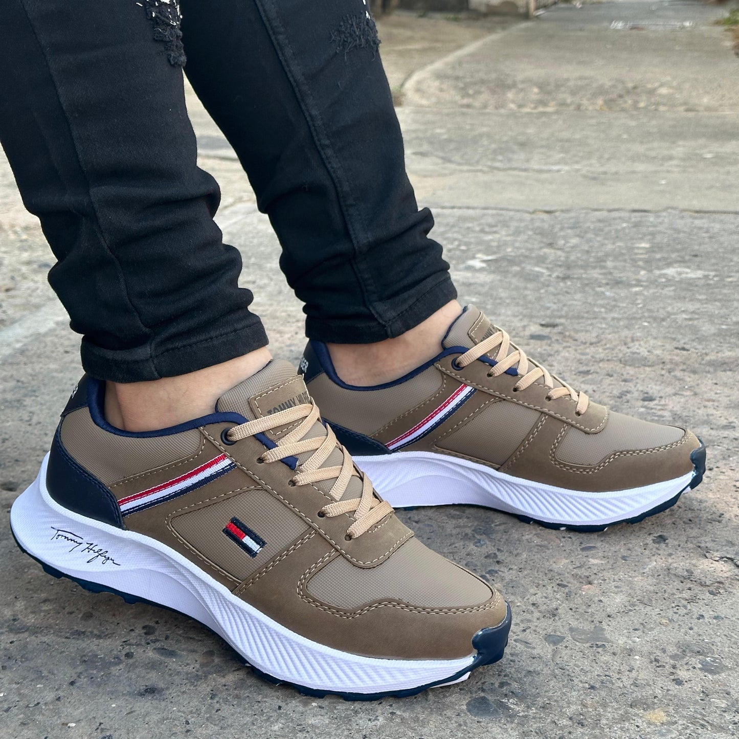 Deportivo Tommy de Caballero + 3 Medias Gratis